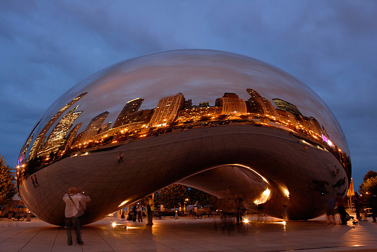 Anish Kapoor’s Cloud Gate at night