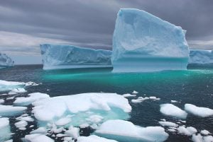 An iceberg off the coast of Newfoundland (Photo: Gérald Tapp/Wikimedia Commons)