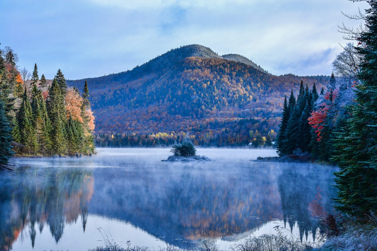A frosty fall morning in Parc national Mont-Tremblant 
