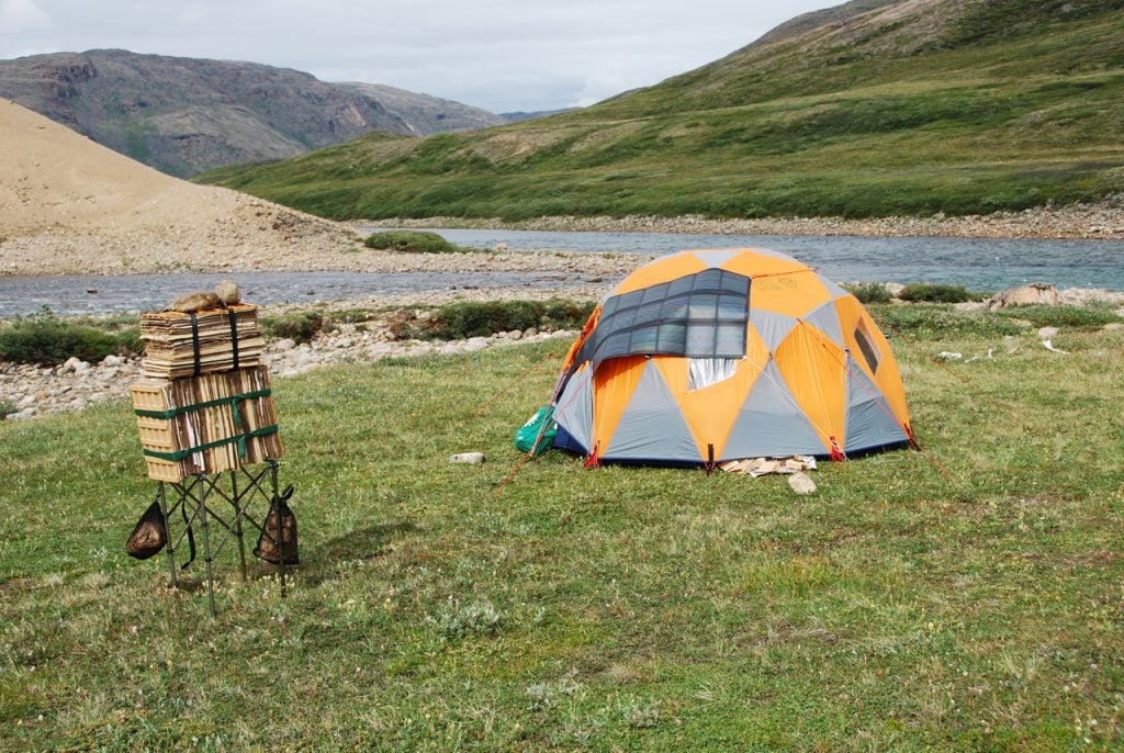 La « tente laboratoire » et le presse-spécimen au camp de recherche du projet sur la flore  arctique (Arctic Flora Project) à la rivière Soper