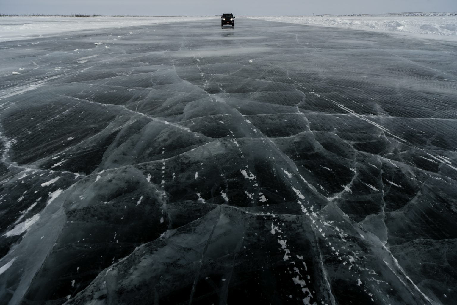 Closer to Tuktoyaktuk, the sea ice is clearer than in Inuvik