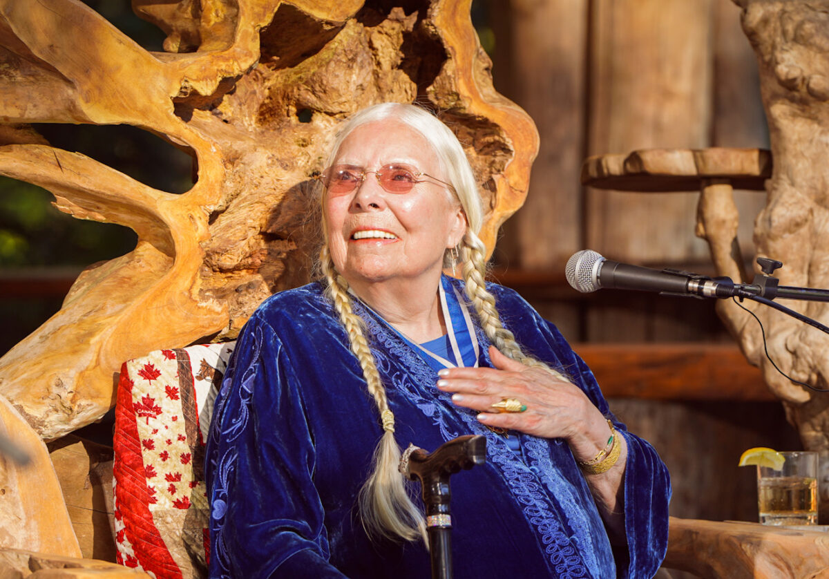 Joni Mitchell honoured with RCGS gold medal | Canadian Geographic